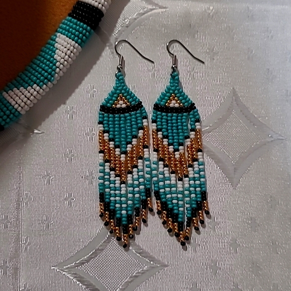 Beaded Hat & Earrings - Picture 5 of 9